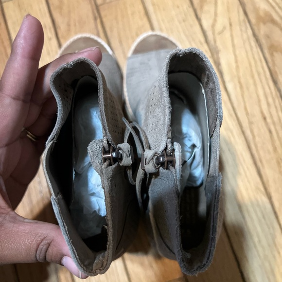 Toms Majorca Peep Toe Ankle Booties  Perforated Leaf Taupe Tan Size 7.5 like new - Picture 3 of 6